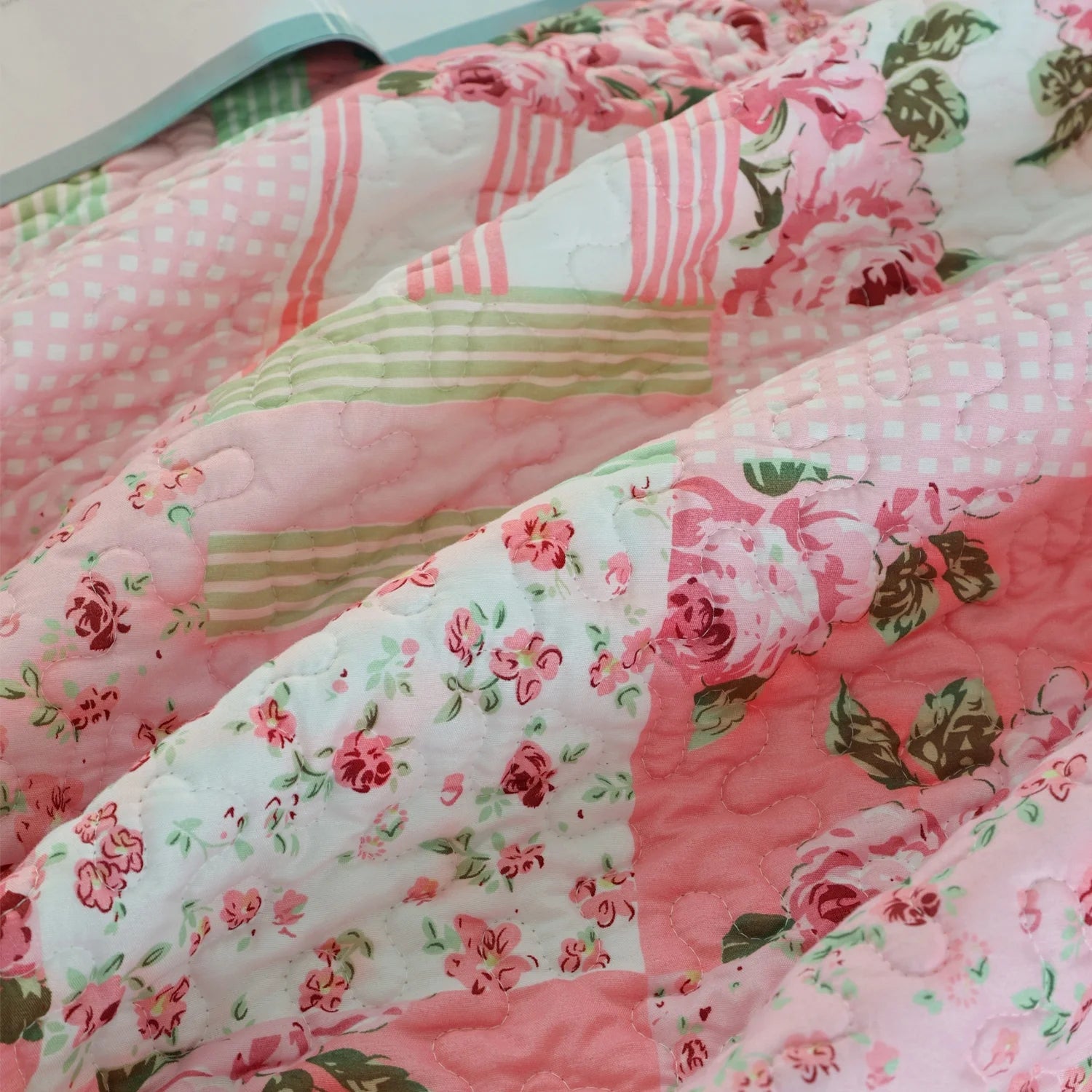 Quilts 3-Piece Pink Patchwork Floral Quilt Set with Shams